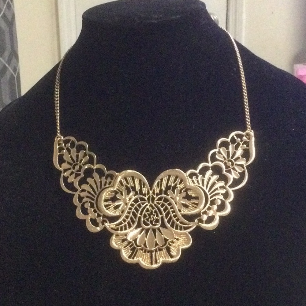 Elegant Gold Floral Necklace
